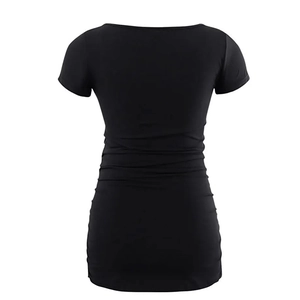 Détail du dos d'un t-shirt de maternité noir ajusté avec des plis latéraux doux