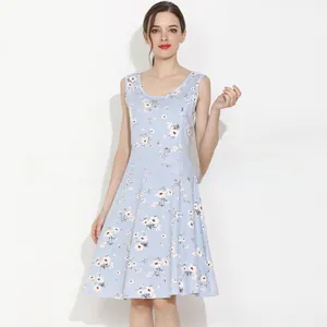 Détail d'une robe d'allaitement à fleurs bleu clair avec col rond et zip invisible
