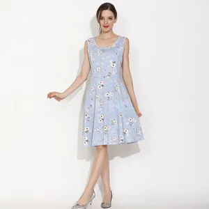 Détail de l'encolure ronde et de l'imprimé marguerites bleu clair sur le tissu en coton