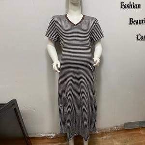 Détail d'une robe de maternité rayée à col en V montrant les manches et le tissu tricoté