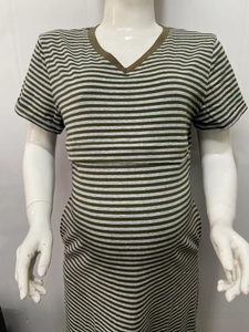 Détail du col en V d'une robe de maternité avec bord-côte vert et tissu rayé allaitement