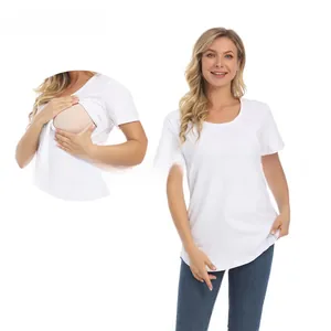 Vue détaillée de l'ouverture d'allaitement pratique sur ce t-shirt de maternité blanc
