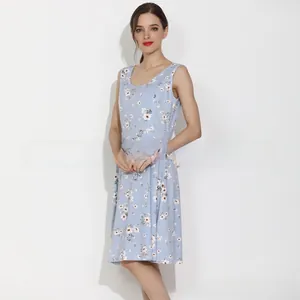 Détail d'une robe d'allaitement bleu clair sans manches avec imprimé floral et col rond