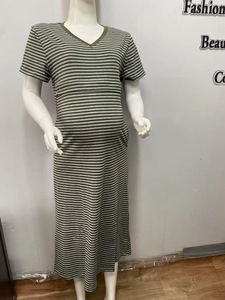 Détail de la robe maxi de maternité rayée à col en V et manches courtes en coton doux