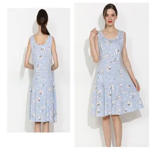 Détail de la robe d'allaitement fleurie en coton bleu clair avec fermeture éclair verticale