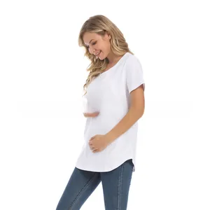 Dettaglio maglietta premaman bianca per allattamento con design a strati laterali