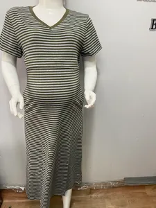 Détail d'une robe de maternité rayée en coton avec col en V et manches courtes