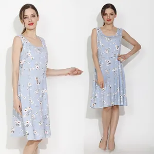Détail d'une robe d'allaitement fleurie en coton avec fermeture éclair verticale cachée