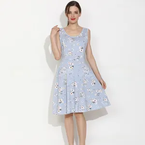 Détail de la robe d'allaitement à fleurs en coton bleu clair avec fermetures éclair