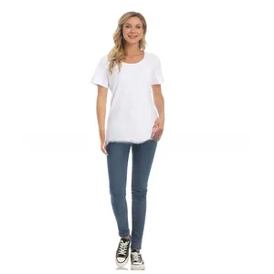 Vista frontale di una maglietta da allattamento bianca con jeans blu e scarpe di tela