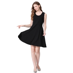 Robe de maternité noire col rond avec fermetures éclair verticales pour l'allaitement