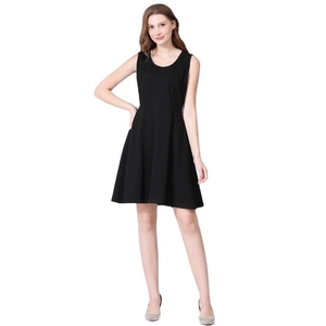 Robe de maternité noire sans manches avec col rond et silhouette évasée en ligne A