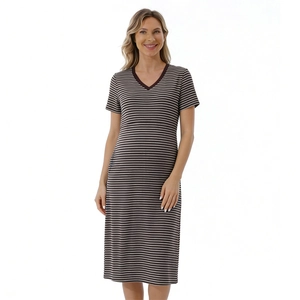 Robe de maternité à rayures marron et manches courtes avec col en V pour l'allaitement