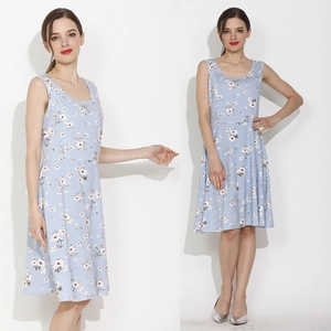 Robe d'allaitement en coton bleu à fleurs avec col rond et zips discrets pour nourrir bébé
