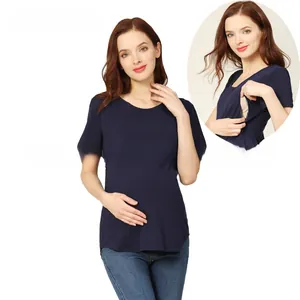 Dettaglio della maglia premaman blu scuro con aperture laterali nascoste per l'allattamento