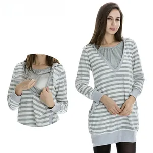 Détail du sweat à capuche de maternité rayé gris avec accès allaitement et poche