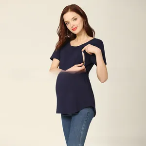 Dettaglio di maglietta premaman blu navy con aperture laterali nascoste per l'allattamento