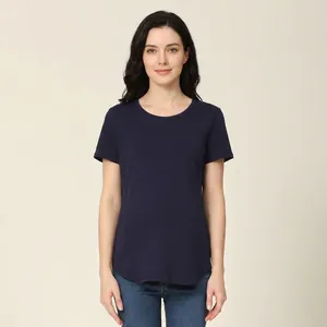 Dettaglio maglietta premaman blu navy a maniche corte con orlo curvo e stile semplice