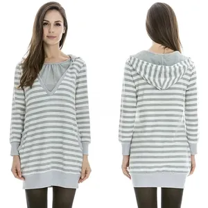 Détail de robe de maternité à capuche avec rayures grises et décolleté en V pour allaitement