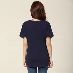Vista posteriore della maglietta da allattamento blu navy con orlo curvo e cotone morbido