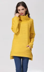 Détail du haut d'allaitement jaune à col roulé avec fentes latérales et poche
