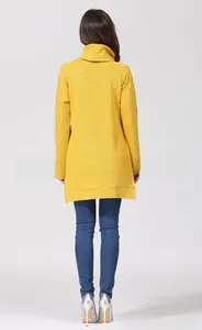 Vue arrière d'un haut d'allaitement jaune vif à col roulé en maille texturée douce