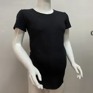 Dettaglio della maglietta premaman nera che mostra il collo rotondo e il tessuto a maglia