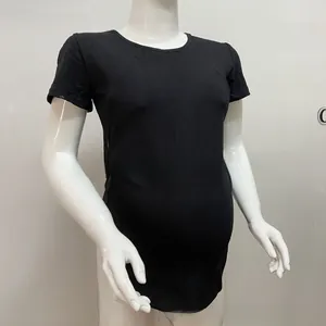 Dettaglio della maglia da allattamento nera in misto cotone elasticizzato per gestanti