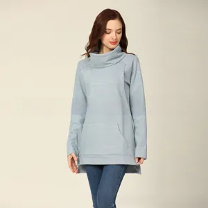 Détail du haut d'allaitement bleu clair avec col haut, poche kangourou et ourlet fendu