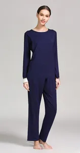 Détail de l'ensemble de pyjama d'allaitement bleu marine en modal avec haut et pantalon