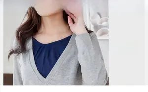 Détail du sweat de maternité gris à col en V avec doublure bleue et tissu en coton doux