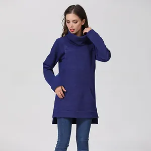 Détail du haut d'allaitement bleu marine avec col montant, grande poche et ourlet fendu