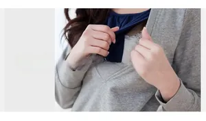 Détail du sweat à capuche d'allaitement gris avec col en V superposé et bordure en dentelle