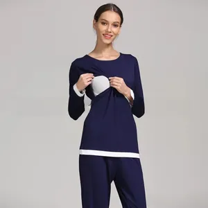 Détail du pyjama d'allaitement en modal bleu marine avec passepoil blanc et fente d'allaitement