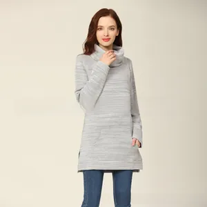 Détail de tricot de maternité gris avec col montant et fente latérale fonctionnelle