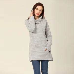 Détail du haut d'allaitement gris clair avec poche kangourou et col roulé confortable