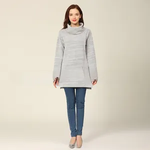 Vue complète d'un haut d'allaitement en tricot gris clair avec col montant pour femme