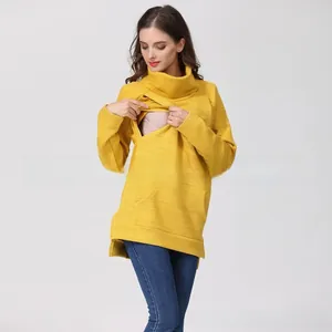 Détail du sweat d'allaitement moutarde avec ouverture invisible et ourlet fendu sur le côté