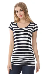 Détail du t-shirt de maternité rayé montrant les fronces latérales et le tissu doux