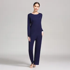 Détail d'un pyjama d'allaitement bleu marine en modal avec détails de bordures contrastées