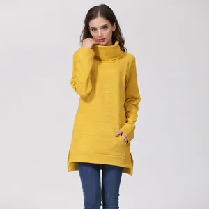 Détail d'un haut d'allaitement jaune vif à col montant avec fentes latérales en tricot
