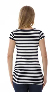 Vue arrière d'un T-shirt de maternité rayé en tissu respirant avec détails froncés