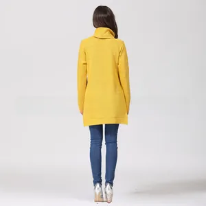 Vue arrière d'un long pull d'allaitement jaune vif à col haut et tissu texturé