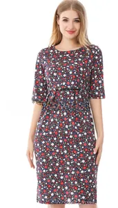 Détail d'une robe mi-longue fleurie bleu foncé à manches mi-longues et taille haute plissée