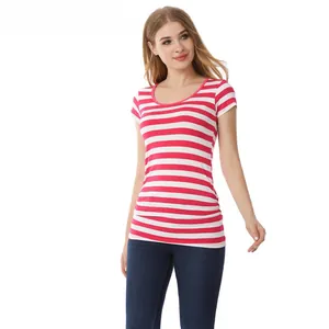Détail du t-shirt de maternité à rayures rouges et blanches avec fronces latérales et tissu doux