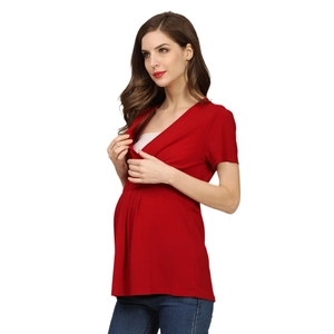 Kurzärmeliges Umstandsshirt mit V-Ausschnitt in Rot, Stillfunktion und gerafftem Bauchteil