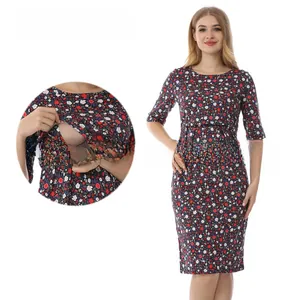 Détails d'une robe d'allaitement à fleurs bleu marine avec ouvertures pratiques et manches mi-longues