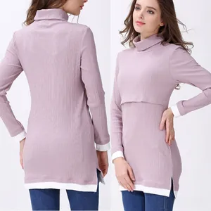 Dettaglio della maglia da allattamento rosa con polsini bianchi a contrasto e spacchi