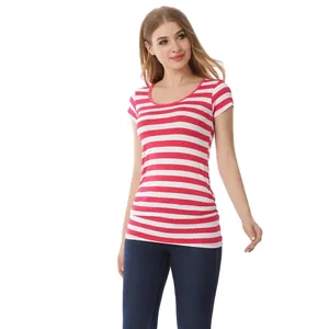 Détail du t-shirt de maternité à rayures rouges et blanches avec coupe ajustée