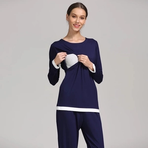 Pyjama de maternité en modal bleu marine avec manches longues et accès allaitement
